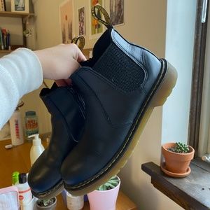 DR. MARTEN'S BLACK CHELSEA BOOTS